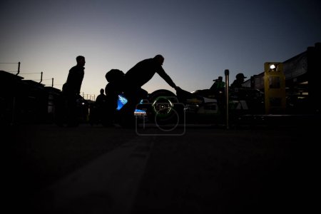 Foto de Miembros de la tripulación de Juncos Hollinger Racing preparan su coche de carreras para el PPG 375 en Fort Worth, TX, EE.UU.. - Imagen libre de derechos