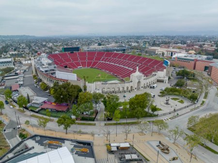 Téléchargez les photos : Le Los Angeles Memorial Coliseum (aussi connu sous le nom de L.A. Coliseum) est un stade polyvalent situé dans le quartier d'Exposition Park à Los Angeles, en Californie.. - en image libre de droit