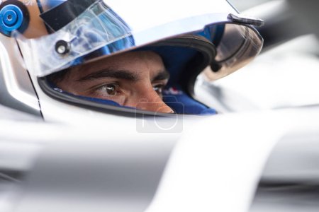 Téléchargez les photos : MATTEO NANNINI (75) (R), de Faenza, Italie, est assis dans sa voiture sur le pit road avant de se qualifier pour le Grand Prix GMR sur Indianapolis Motor Speedway à Speedway IN. - en image libre de droit