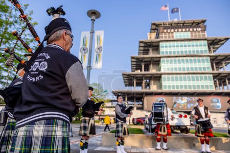 Téléchargez les photos : Les Pipers de Gordon jouent avant que les équipes INDYCAR se qualifient pour les 500 d'Indianapolis à Indianapolis, IN, USA. - en image libre de droit