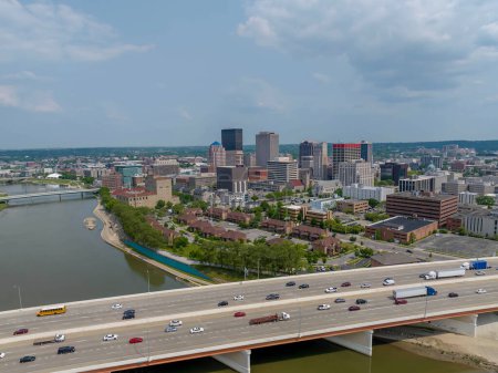 Foto de Vista aérea de Dayton, Ohio. Dayton es una ciudad ubicada en el condado de Montgomery en el estado estadounidense de Ohio.. - Imagen libre de derechos