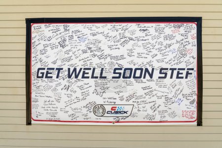 Téléchargez les photos : Les fans montrent leur soutien à Stefan Wilson (24 ans) après avoir été blessé lors d'une séance d'entraînement pour les 500 d'Indianapolis au circuit automobile d'Indianapolis à Indianapolis, IN, USA. - en image libre de droit