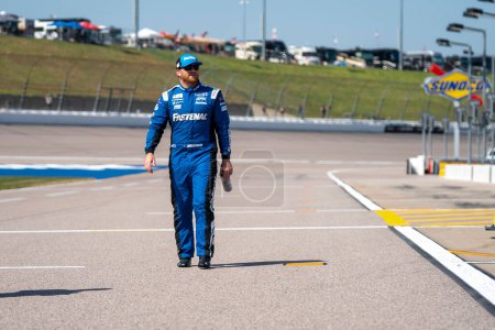 Foto de Chris Buescher, piloto de la NASCAR Cup Series, se prepara para competir por el ADVENT Health 400 en Kansas City, KC, Estados Unidos - Imagen libre de derechos