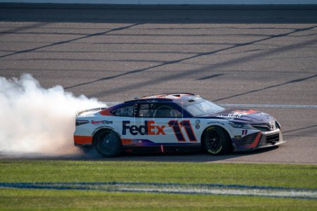 Téléchargez les photos : Le pilote de la NASCAR Cup Series, Denny Hamlin, célèbre sa victoire pour l'Avent Health 400 à Kansas City, KC, USA - en image libre de droit