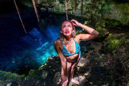 Foto de Una hermosa modelo latina disfruta del agua en un colorido cenote en Yucatán Mérida - Imagen libre de derechos