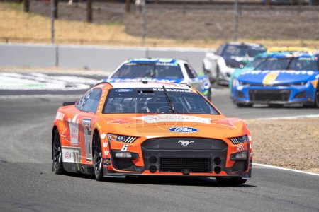 Foto de El piloto de NASCAR, Brad Keselowski, corre a través de los turnos para el Toyota SaveMart 350 en la pista de Sonoma en Sonoma CA. - Imagen libre de derechos
