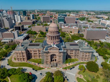 Vista aérea del edificio del Capitolio Estatal de Texas en la ciudad de Austin, Texas.  