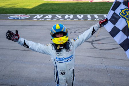Foto de NASCAR Xfinity Driver, AJ Allmendinger, celebra su victoria por la lotería 250 en el Nashville Superspeedway en Líbano TN. - Imagen libre de derechos
