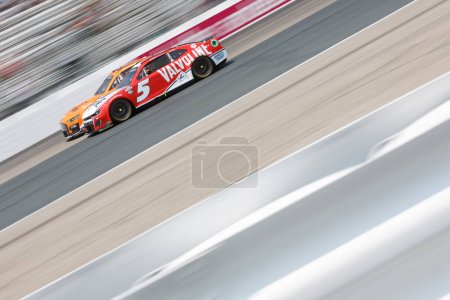 Foto de NASCAR Cup Driver, Kyle Larson (5) corre para el Crayon 301 en el New Hampshire Motor Speedway en Loudon NH. - Imagen libre de derechos
