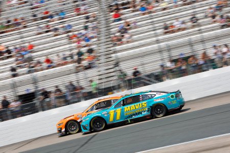 Téléchargez les photos : Pilote de la Coupe NASCAR, Denny Hamlin (11) courses pour le Crayon 301 au New Hampshire Motor Speedway à Loudon NH. - en image libre de droit