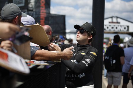 Foto de Noah Gragson (42), piloto de la NASCAR Cup Series, se prepara para practicar para el HighPoint.com 400 en la pista Pocono en Long Pond PA. - Imagen libre de derechos