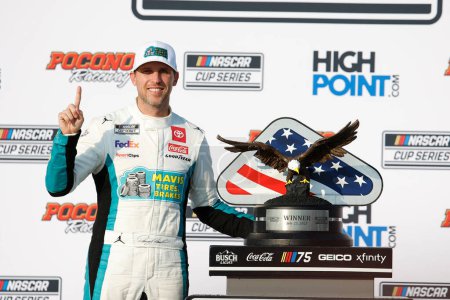 Téléchargez les photos : Pilote de la NASCAR Cup Series, Denny Hamlin (11) remporte le HighPoint.com 400 au Pocono Raceway de Long Pond PA. - en image libre de droit