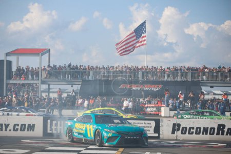 Téléchargez les photos : Pilote de la NASCAR Cup Series, Denny Hamlin (11) remporte le HighPoint.com 400 au Pocono Raceway de Long Pond PA. - en image libre de droit