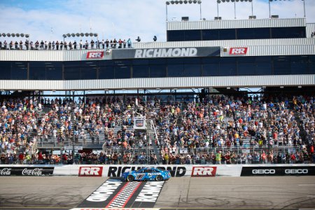 Foto de Chris Buescher (17), piloto de la NASCAR Cup Series, gana el Cook Out 400 en el Richmond Raceway en Richmond VA. - Imagen libre de derechos