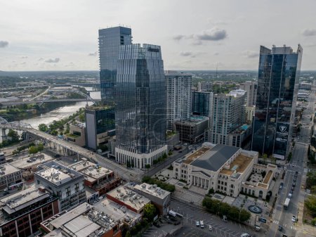 Foto de Vista aérea de la ciudad de Nashville, TN situado en el río Cumberland. La ciudad es la capital del Estado Voluntario. - Imagen libre de derechos