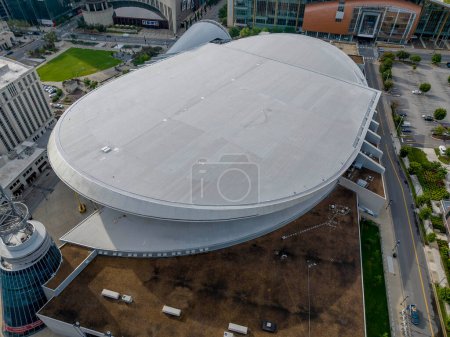 Téléchargez les photos : Vue aérienne de l'aréna Bridgestone, domicile des Predators de Nashville de la Ligue nationale de hockey. - en image libre de droit