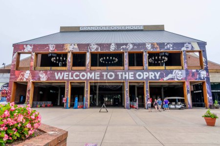Téléchargez les photos : Vue aérienne du Grand Ole Opry à Nashville Tennessee. - en image libre de droit