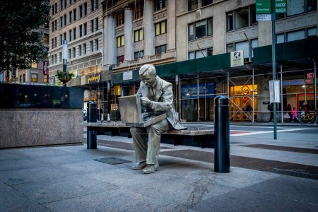 Téléchargez les photos : 16 janvier 2023 New York, NY : Double Check est une sculpture de John Seward Johnson II, située en face de Zuccotti Park à l'angle de Liberty Street et Broadway à Manhattan.. - en image libre de droit