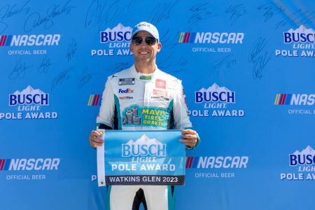 Téléchargez les photos : Pilote de la NASCAR Cup Series, Denny Hamlin (11) remporte le Busch Light Pole Award pour le Go Bowling au Watkins Glen International à Watkins Glen NY. - en image libre de droit