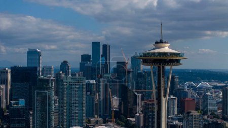 Téléchargez les photos : Vue Aérienne de l'Aiguille Spatiale de Seattle dans le quartier de Lower Queen Anne. - en image libre de droit
