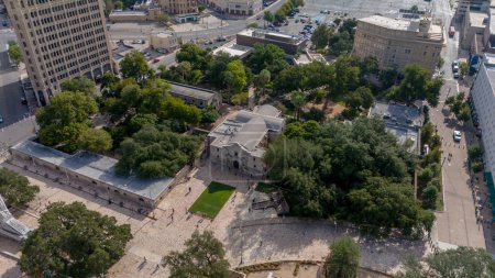 Foto de Sep 15, 2023-San Antonio, TX: Vista aérea de la histórica misión española, El Álamo en San Antonio, Texas. - Imagen libre de derechos