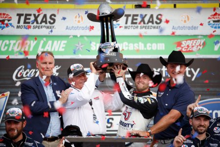 Téléchargez les photos : William Byron (24 ans), pilote de la NASCAR Cup Series, remporte l'Autotrader EchoPark Automotive 400 au Texas Motor Speedway de Fort Worth TX. - en image libre de droit