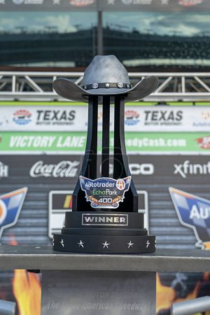 Téléchargez les photos : William Byron (24 ans), pilote de la NASCAR Cup Series, célèbre sa victoire pour l'Autotrader EchoPark Automotive 400 au Texas Motor Speedway de Fort Worth TX. - en image libre de droit