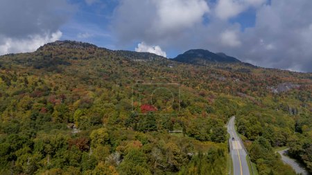 Téléchargez les photos : Vue aérienne des feuilles changeantes en automne près du comté d'Avery, en Caroline du Nord. - en image libre de droit