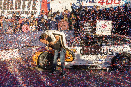 Foto de El piloto de la NASCAR Cup Series AJ Allmendinger (16) celebra su victoria para el Banco de Amercia ROVAL 400 en el circuito Charlotte Motor Speedway en Concord NC. - Imagen libre de derechos