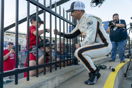 Foto de El piloto de la NASCAR Cup Series AJ Allmendinger (16) celebra su victoria para el Banco de Amercia ROVAL 400 en el circuito Charlotte Motor Speedway en Concord NC. - Imagen libre de derechos