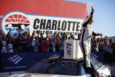Foto de El piloto de la NASCAR Cup Series AJ Allmendinger (16) gana el Bank of Amercia ROVAL 400 en el circuito Charlotte Motor Speedway en Concord NC. - Imagen libre de derechos