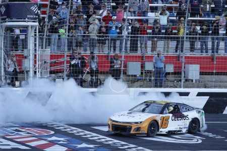 Foto de El piloto de la NASCAR Cup Series AJ Allmendinger (16) gana el Bank of Amercia ROVAL 400 en el circuito Charlotte Motor Speedway en Concord NC. - Imagen libre de derechos