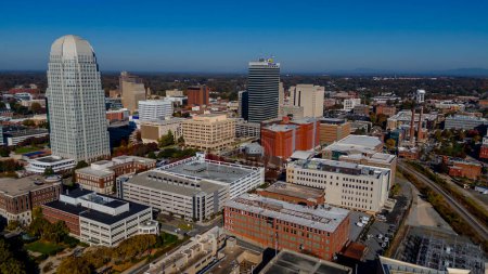 Téléchargez les photos : Vue aérienne de la ville de Winston-Salem - en image libre de droit