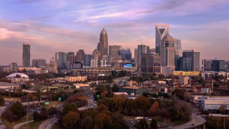 Foto de Charlotte es la ciudad más poblada del estado de Carolina del Norte. Ubicada en el Piamonte, es la decimosexta ciudad más poblada de los Estados Unidos. - Imagen libre de derechos