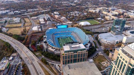 Téléchargez les photos : Vue aérienne du stade Bank of America, domicile des Panthers de Caroline de la Ligue nationale de football et du club de football MLS Charlotte FC. - en image libre de droit