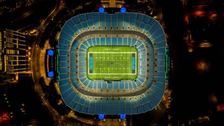 Foto de Vista aérea nocturna del Bank of America Stadium, sede de la Liga Nacional de Fútbol Carolina Panthers y el club de fútbol MLS Charlotte FC. - Imagen libre de derechos