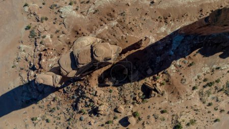 Foto de La fotografía aérea de las fascinantes formaciones rocosas de Utah captura las impresionantes maravillas geológicas del estado. - Imagen libre de derechos
