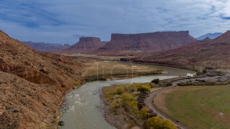 Foto de Fotografía aérea de las fascinantes formaciones rocosas de Utah capturando las impresionantes maravillas geológicas del estado a lo largo del río Colorado. - Imagen libre de derechos