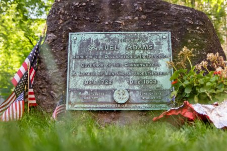 Téléchargez les photos : Le dernier lieu de repos de Samuel Adams à Boston, MA, fait écho à la signification historique. Patriote et signataire de la Déclaration, sa tombe symbolise l'esprit révolutionnaire dans un coin sacré du passé américain. - en image libre de droit