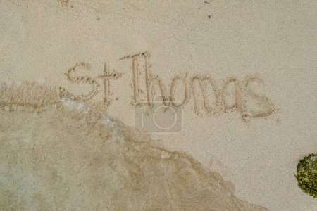 Téléchargez les photos : Magie insulaire : Les touristes gravent des souvenirs dans le sable de St. Thomas lors de leur escapade enchanteresse dans les Caraïbes, laissant des empreintes de bonheur tropical - en image libre de droit