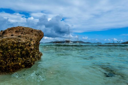 Tranquille félicité dans la baie de Saint John : les vacanciers savourent les eaux sereines des Caraïbes sur leur idyllique évasion des îles Vierges américaines