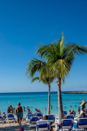 Téléchargez les photos : Sérénité embrassée par le soleil : les vacanciers profitent du soleil chaud des Caraïbes pour se détendre sur les plages immaculées de Great Stirrup Cay - en image libre de droit