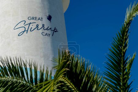 Foto de Febrero 03, 2024 -,, BHS: En un hermoso día: El majestuoso faro del Gran Estribo Cay se destaca alto, guiando a la gente de mar en medio de la belleza idílica de la costa de las Bahamas - Imagen libre de derechos