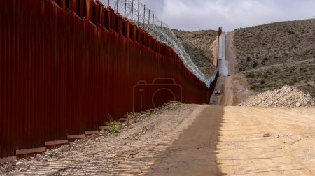 Téléchargez les photos : 20 fév. 2024-Jacumba Hot Springs, CA : Le mur frontalier de Jacumba Hot Springs en Californie fortifie la frontière entre les États-Unis et le Mexique, répondant aux préoccupations en matière de sécurité et gérant l'immigration dans la région - en image libre de droit
