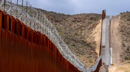 Téléchargez les photos : 20 fév. 2024-Jacumba Hot Springs, CA : Le mur frontalier de Jacumba Hot Springs en Californie fortifie la frontière entre les États-Unis et le Mexique, répondant aux préoccupations en matière de sécurité et gérant l'immigration dans la région - en image libre de droit