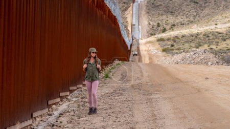 Migrante desesperado navega por el muro fronterizo de Jacumba, buscando entrada ilegal en los Estados Unidos, destacando los desafíos migratorios en curso