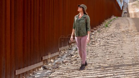 Verzweifelte Migranten navigieren durch die Grenzmauer von Jacumba und versuchen, illegal in die Vereinigten Staaten einzureisen, was die anhaltenden Einwanderungsprobleme unterstreicht