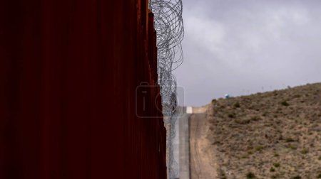 Téléchargez les photos : Le mur frontalier de Jacumba Hot Springs en Californie fortifie la frontière entre les États-Unis et le Mexique, répondant aux préoccupations en matière de sécurité et gérant l'immigration dans la région - en image libre de droit