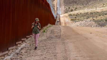 Un migrant désespéré traverse le mur frontalier de Jacumba, cherchant à entrer illégalement aux États-Unis, soulignant les défis de l'immigration en cours