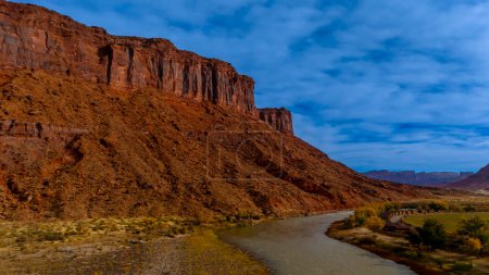 Photographie aérienne des formations rocheuses fascinantes de l'Utah capturant les merveilles géologiques à couper le souffle de l'État le long du fleuve Colorado.